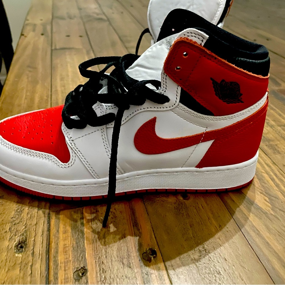 Jordan Heritage Nike, 8.5 women/6.7men New Nike Hightop includes red laces too.